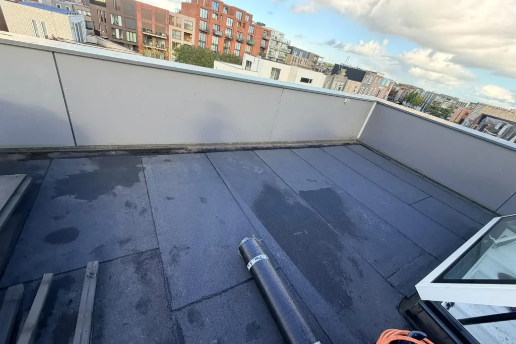 Overlaagd dakterras in Almere Poort met nieuwe bitumen dakbedekking door Maasdamme Dakbeheer